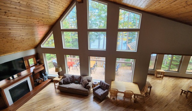 6BR/3.5BA with no stairs to lake! Great location for fall in the Northwoods. in Eagle River