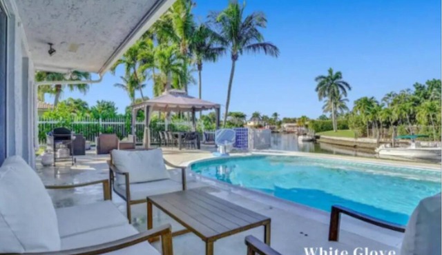 6BR Modern Waterfront Villa Heated Pool Gameroom in Deerfield Beach