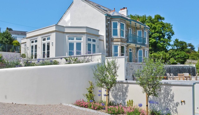 8 bedroom accommodation in Porthpean, near Charlestown in St Austell