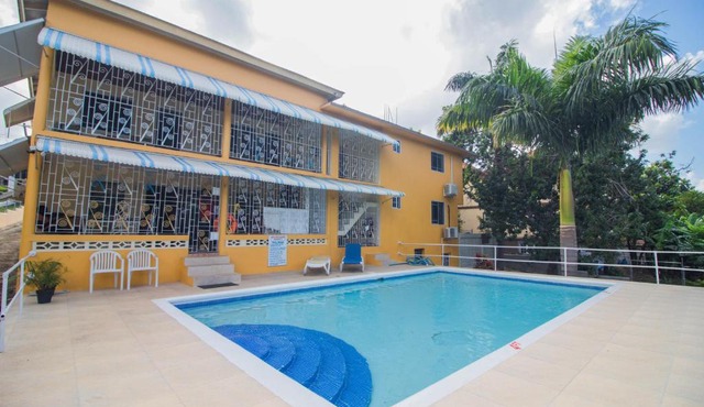 9 bed Villa Montego 10 minute walk to the Beach in Montego Bay