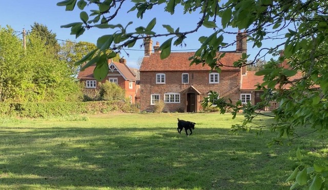 A fun, quirky house. 1.5km walk to the beach in Lymington