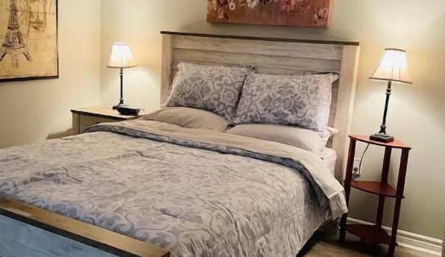 ABBY’S APT Suite , 1 Queen Bed , 65” Curved TV, in Bridgewater