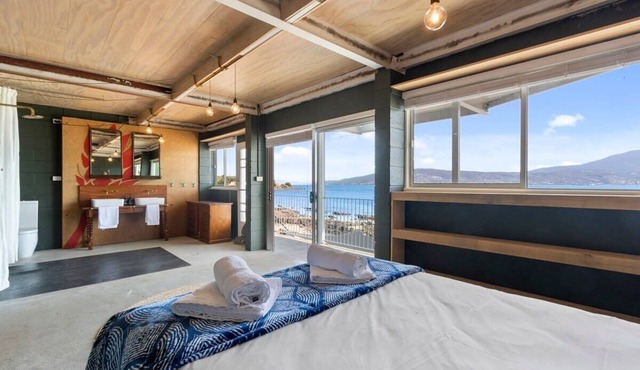 Absolute Waterfront Only 15 minutes From Hobart in Howrah