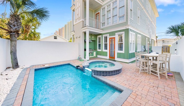 Aloha Beaches Gulf-Front Retreat, Pool, Steps to Beach, Sleeps 14