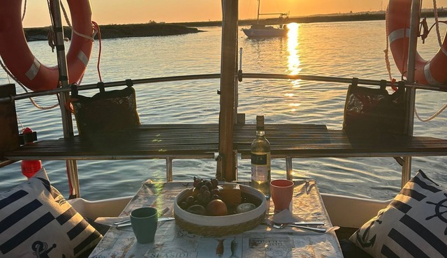 Alojamento Barco Casa Ancorado no Coração da Ria Formosa em Faro in Faro