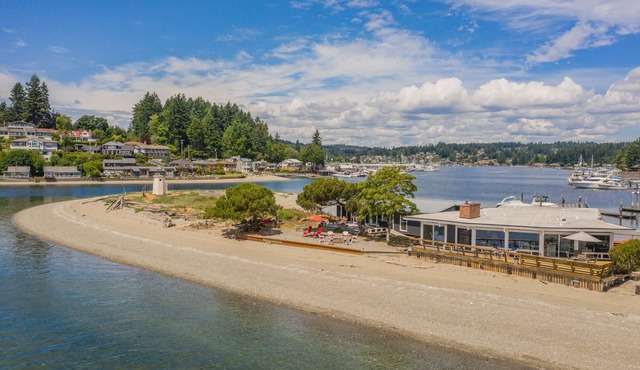 Amazing Lighthouse Beach Waterfront Homes sleeps 14 in Gig Harbor