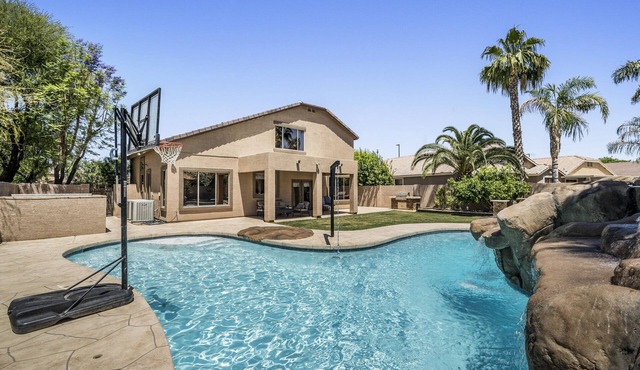 Amazing pool, arcade game and basktball game loft, pool table, 5 bedrooms in Gilbert