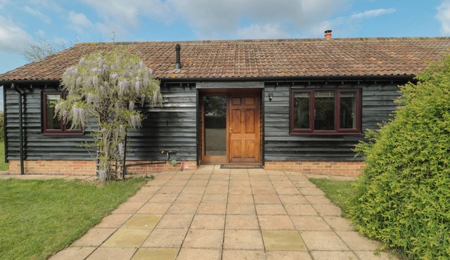 ANNEX AT BARNFIELD HOUSE, pet friendly, with open fire in Devizes in Devizes