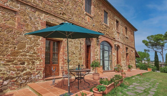Apartment in Torrita, ground floor, terrace, swimming pool, Wi Fi, up to 4 pers in Torrita di Siena