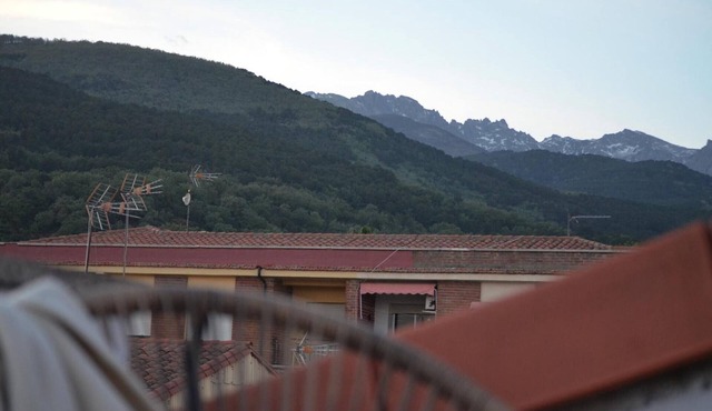 Apartment 'Ojaranzo' with Mountain Views, Wi-Fi, and Air Conditioning in Candeleda