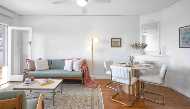 Art Deco Gem with Harbour Views in Elizabeth Bay in Elizabeth Bay