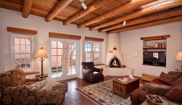 Authentic Southwest Elegance ~Walk to Plaza, Kiva Fireplaces, Private in Santa Fe