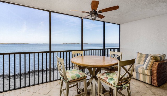 Beach front 1b/1b condo. Amazing Sunsets and Resort Amenities in Fort Myers