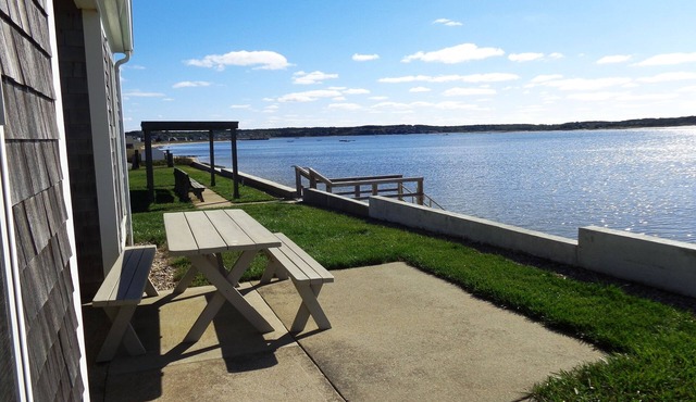 Beach front Cottage, close to downtown - Private Beach and Great Water views