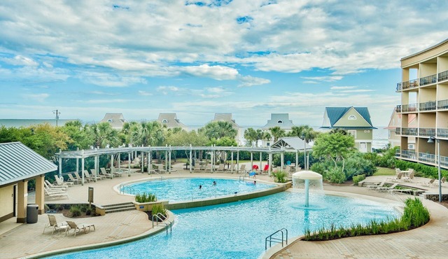 Beach Resort 3rd floor, Zero Entry Pool, Garage Parking, Beach Service, Hot Tub in Miramar Beach