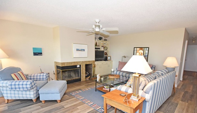 Beachfront condo with Lake Michigan views, deck, washer/dryer, fireplace, WiFi in Glen Arbor