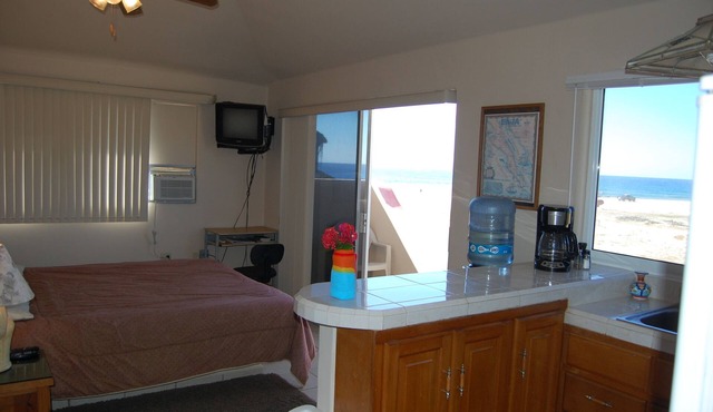 Beachfront Penthouse w/Surf, Hot Tub & Pool in El Pescadero