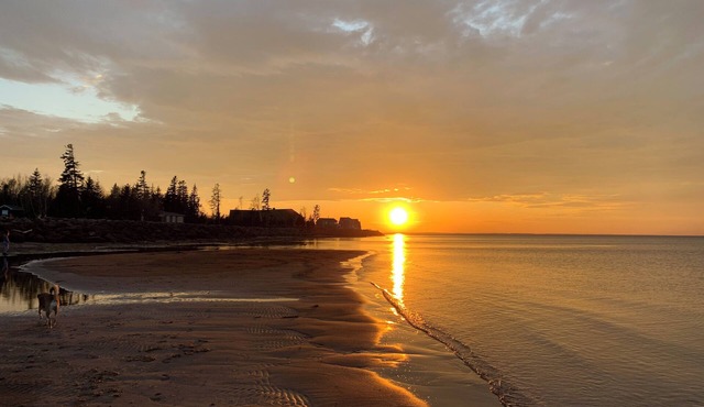 Beachfront Resort Living! Enjoy your own private pool, hot tub, sauna. Sleeps 14 in Beaubassin East