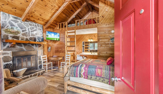 Bear Paw Cottage #2 Queen; Cozy! Adorable! Pet friendly! 4 miles to Helen! in Sautee Nacoochee