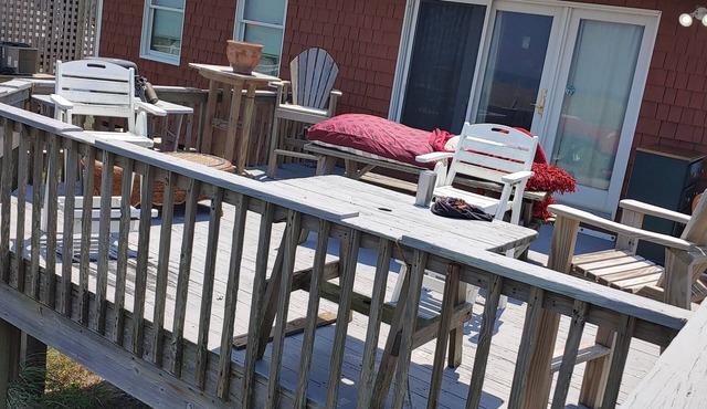 Beautiful Ocean Front Studio with direct beach and access to a deck. in Kill Devil Hills
