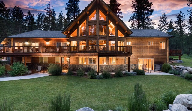 Beautiful Secluded Log Home 5 minutes from town. in Hamilton