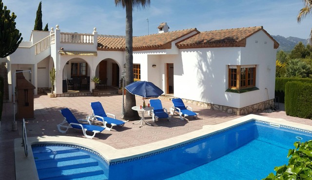 Beautiful Villa, WIFI, Air-conditioning, Private pool, not overlooked, 8 people in Les tres cales