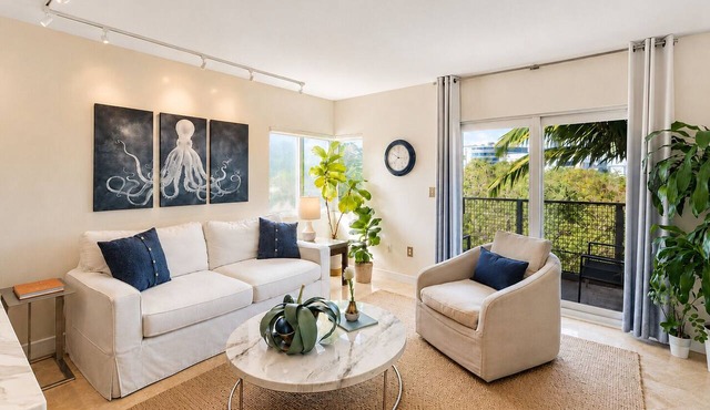 BEST LOCATION FAMILY FRIENDLY w BALCONY - 1 BLOCK to BEACH Parking & Laundry