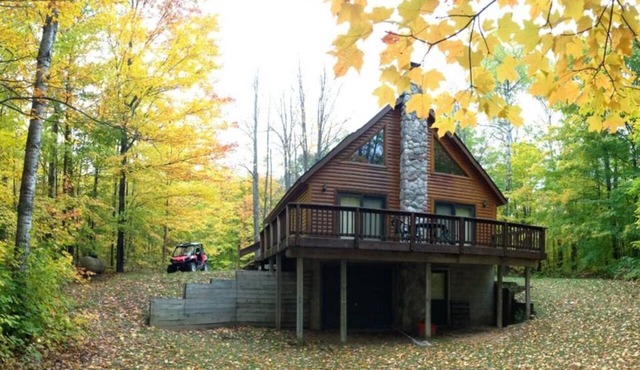 Book Your Summer & Fall Get-Away - Beautiful Scenic Cedar Chalet near Gaylord in ELMIRA