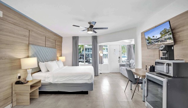 Botanica King Stay w/Sofa Bed at Ocean Blvd in Fort Lauderdale