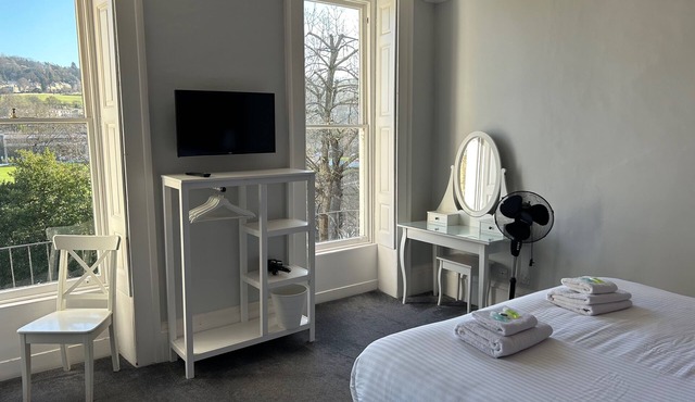 Boutique Riverside Apartment in Bath City Centre | Walk to Roman Baths & Abbey in Bath