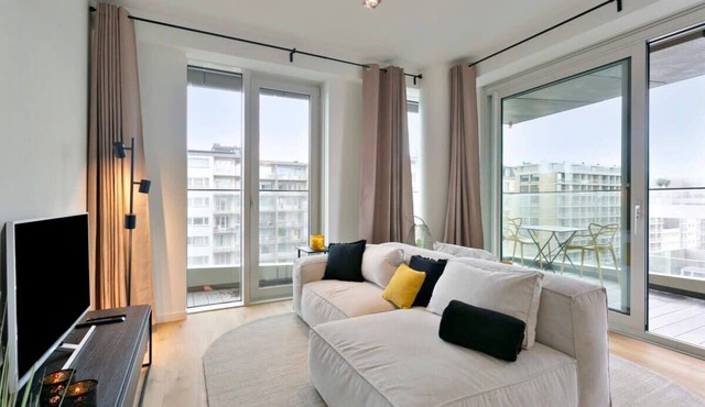 Bright coastal retreat w/kitchen & parking in Oostende