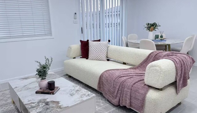 Bright & Stylish 4BR Guesthouse - walk to Shops. in North Kellyville
