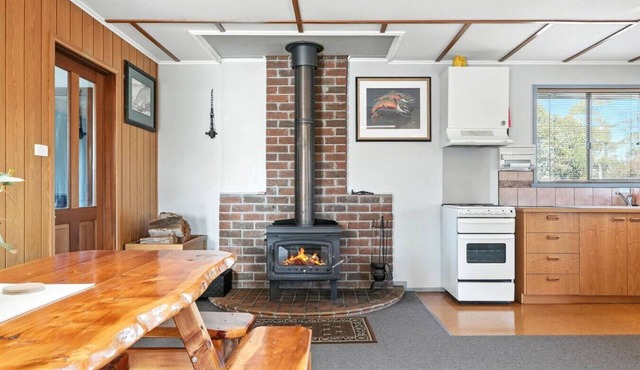 Bull’s Tavern Cabin – Cozy Lakeside Escape in Miena, Tasmania in Miena