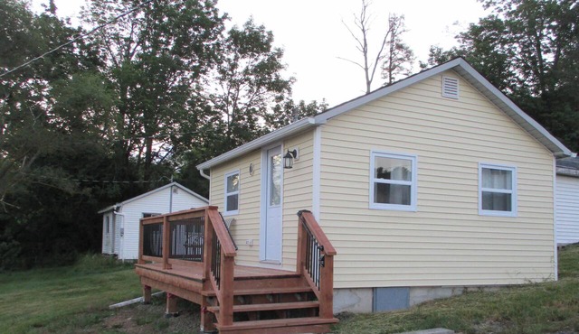 Cabin #2 (small one bedroom cabin) Not pet friendly.