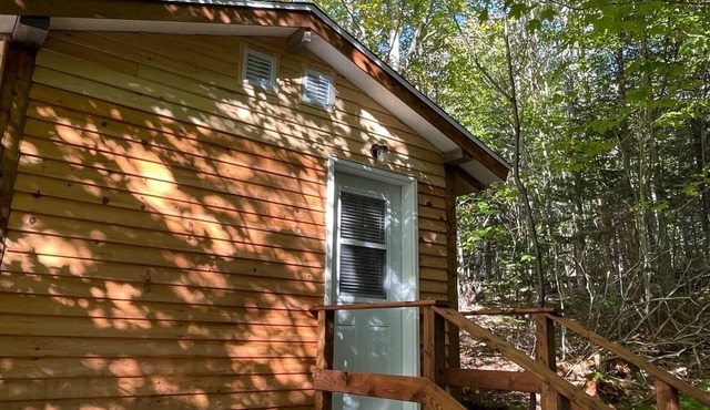 Cabin on Cabot Trail, with Queen Bed, Kitchen & Bathroom. 20 mins from Baddeck. in Middle River