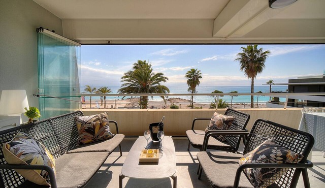 Cannes Luxury Rental - Stunning sea front apartment in Villeneuve-Loubet