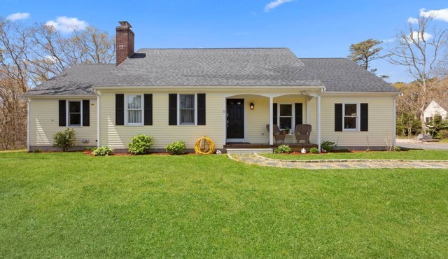 Cape Cod Nest: A Spacious Home with Large Deck, & Beautiful Yard with Firepit in Harwich