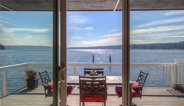 Captain's House- Luxury Beachfront Home. 2 Levels for group fun or privacy in Gig Harbor