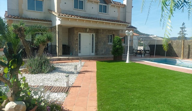Casa Chalet Villa a Solo 30 Minutos Playa y Barcelona in Corbera de Llobregat
