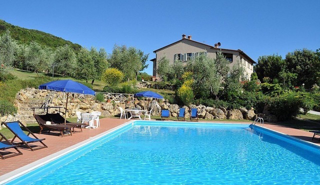 Casa Raissa C: A characteristic and welcoming apartment that is part of a villa immersed in a splendid landscape, in a lovely little hamlet, with Free WI-FI.