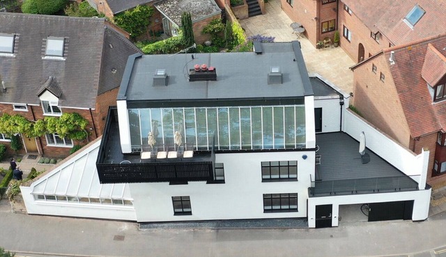 CASTLE VIEW, family friendly, character holiday cottage in Warwick in Warwick