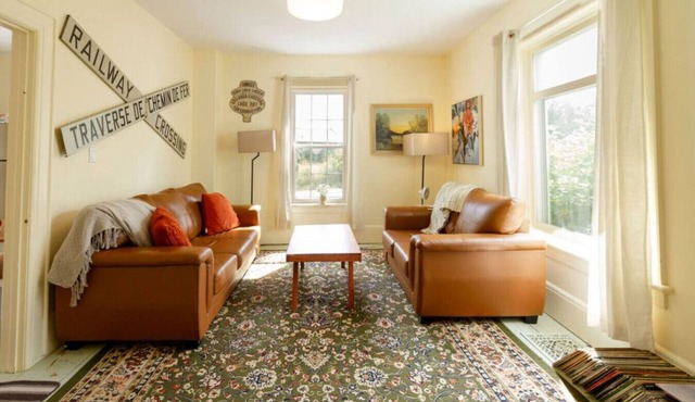 Central Picton Apartment, Sleeps 8; The Iron Horse in Prince Edward