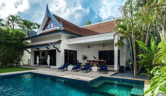 CHAMPAGNE 3BR Pool Villa & Big garden in Tambon Rawai