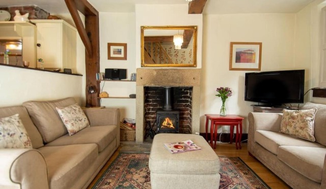 Characterful 2 bed cottage in excellent location in Baslow