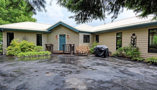 Charming 2-bedroom chalet in Seven Devils, NC, perfect for a cozy getaway. in Seven Devils