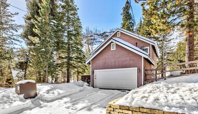 Charming 3-BR house wth game room and backyard in South Lake Tahoe in South Lake Tahoe