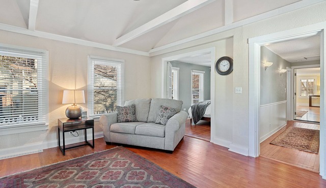 Charming Downtown Naperville Farmhouse - 1 Bedroom Guest Suite - Walk to Town in Naperville