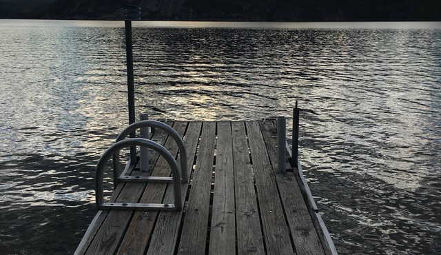 Charming Lakefront Cottage - Northern Lake George