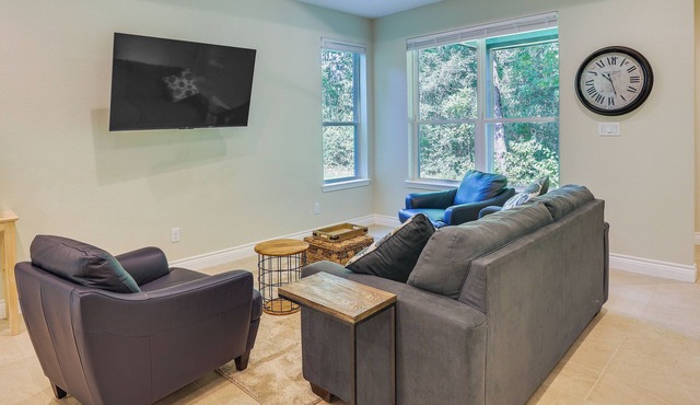 Charming Willis Hideaway < 1 Mi to Lake Conroe! in Willis