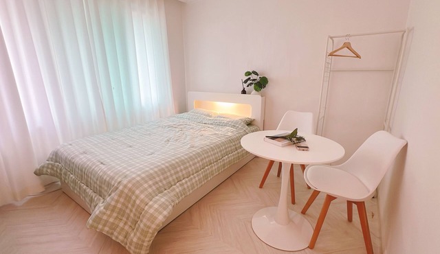 Chic 1-bedroom hotel with WiFi, AC in fabulous Seoul in Seoul